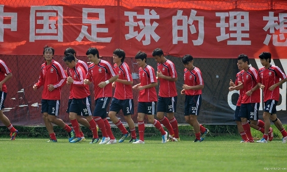 足球资讯前瞻，赛场风云与球迷期待
